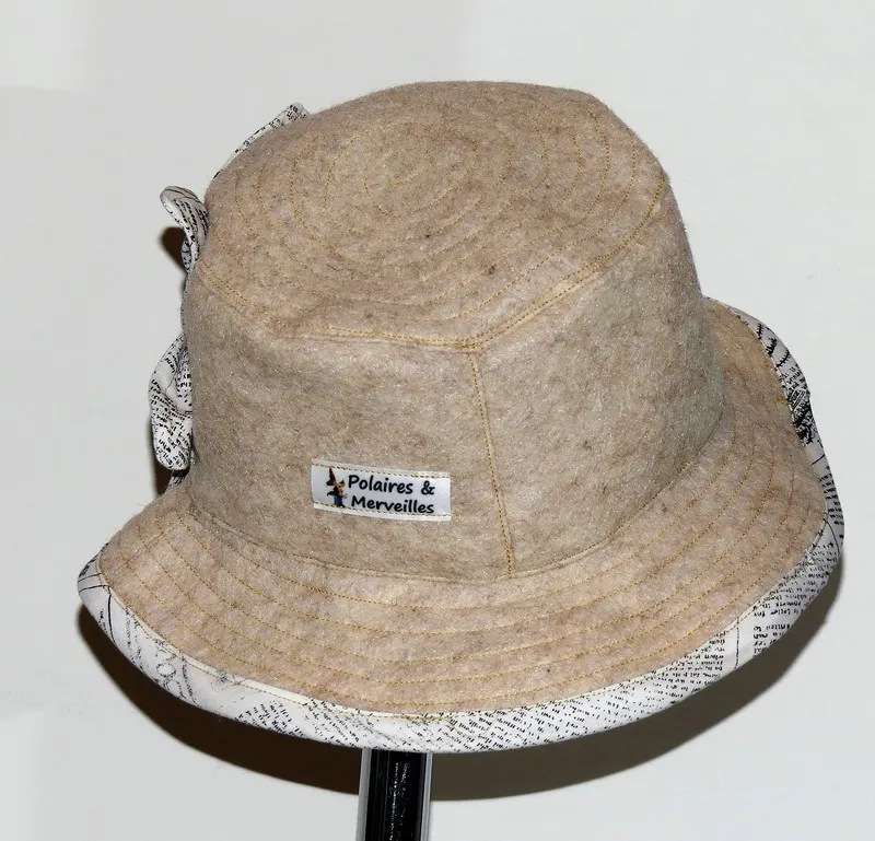 Chapeau en feutre de laine vierge beige et coton « journal »